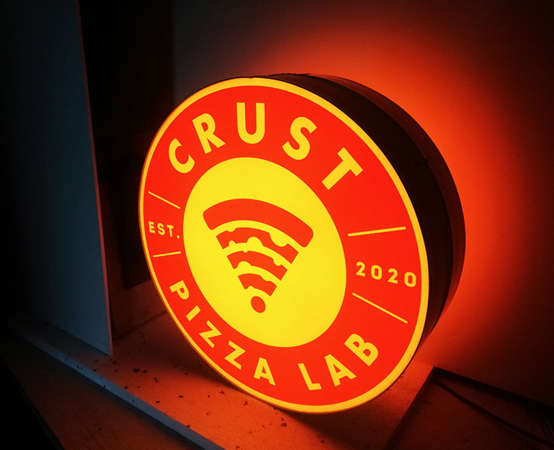 szyld reklamowy podÅ›wietlany led dla crust pizza lab agencja rekalmowa efekt
