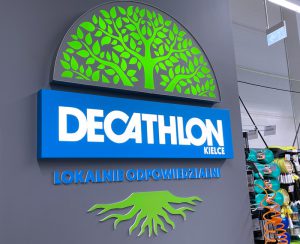 Logo 3d podświetlane Decathlon wykonane przez Studio Efekt - producenta reklam