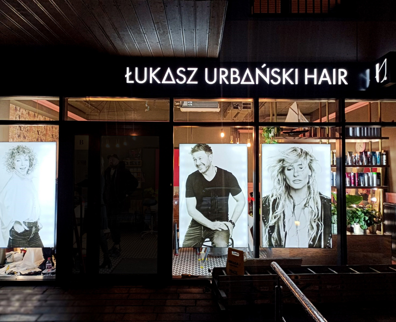 Oprawa wizualna lokalu Łukasz Urbański Hair kaseton reklamowy i semafon oraz kasetony tekstylne.
