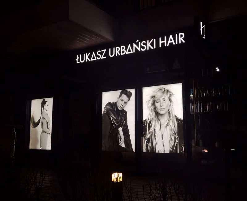Reklama zewnętrzna na lokal Łukasz Urbański Hair Kaseotn reklamowy, samfor i kasetony tekstylne