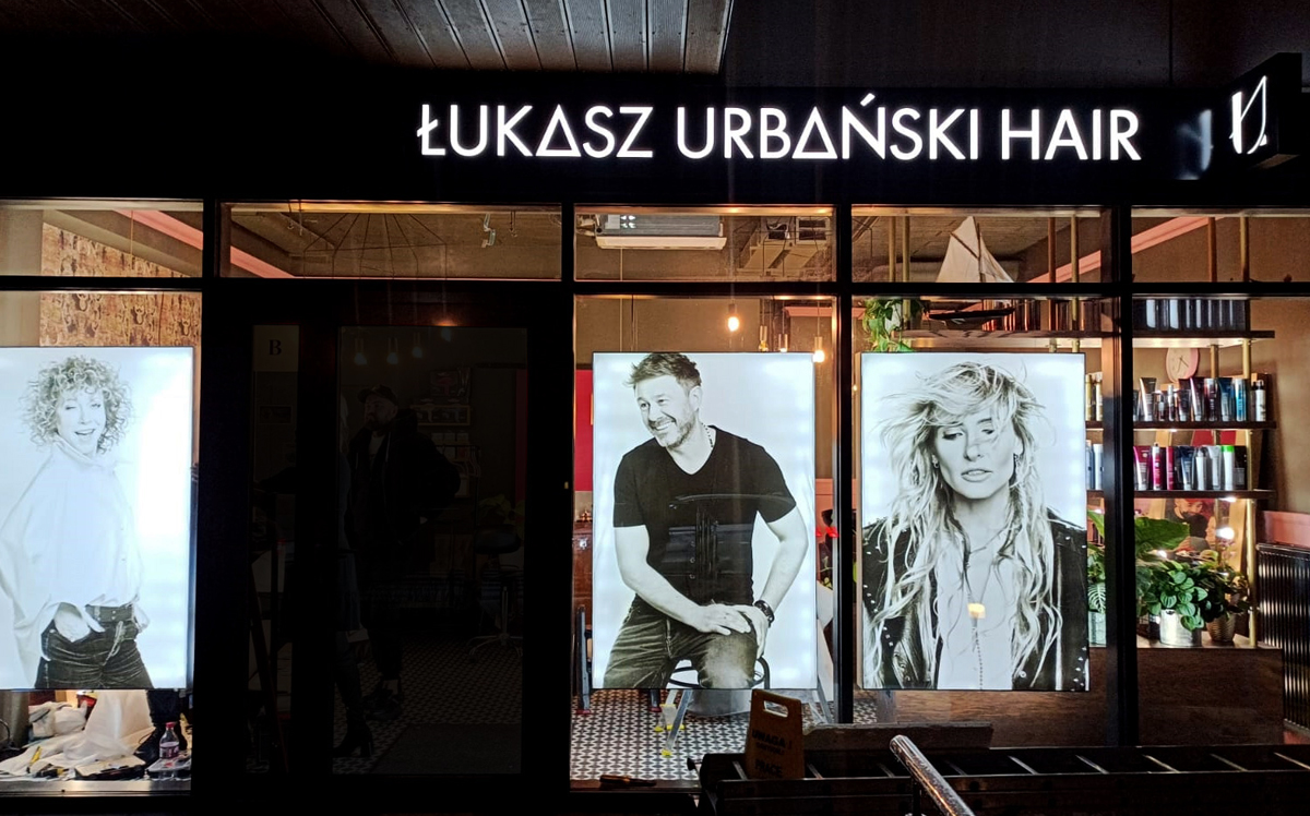 Kaseton reklamowy z dibondu na lokal Łukasz Urbański Hair w Warszawie