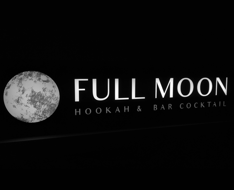 Kaseton reklamowy z czarnego dibondu podświetlany Full moon od Studio Efekt