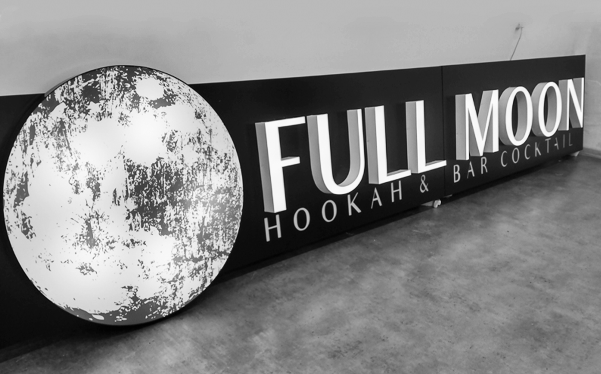 Kaseton reklamowy Full Moon z czarnego dibondu z literami przestrzennymi