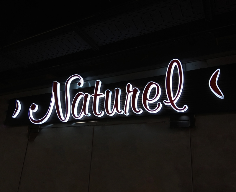 Litery 3D podświetlane blokowe na budynku Naturel od Studio Efekt