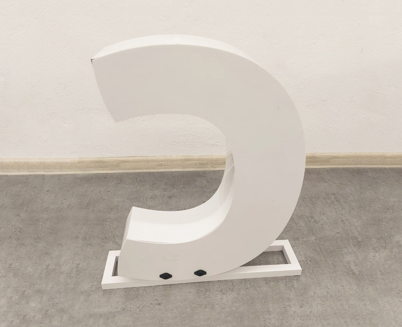 Litera 3D stojąca podświetlana na konstrukcji metalowej