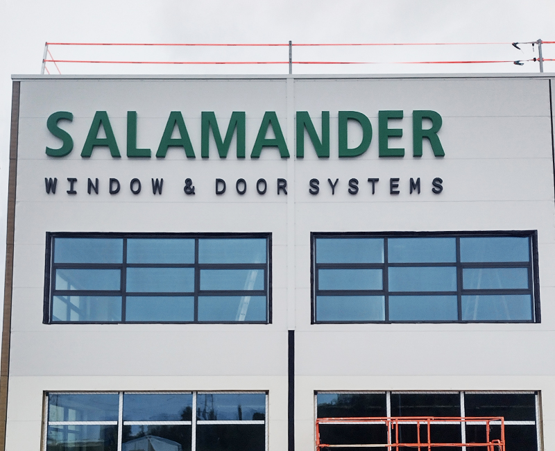 Litery 3D podświetlane Salamander na budynek Producent reklam Studio Efekt