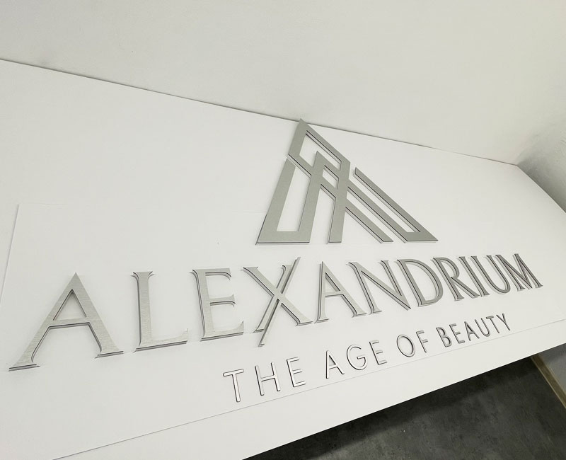 Logo 3D ze srebnego szczotkowanego dibondu Alexandrum Studio Efekt