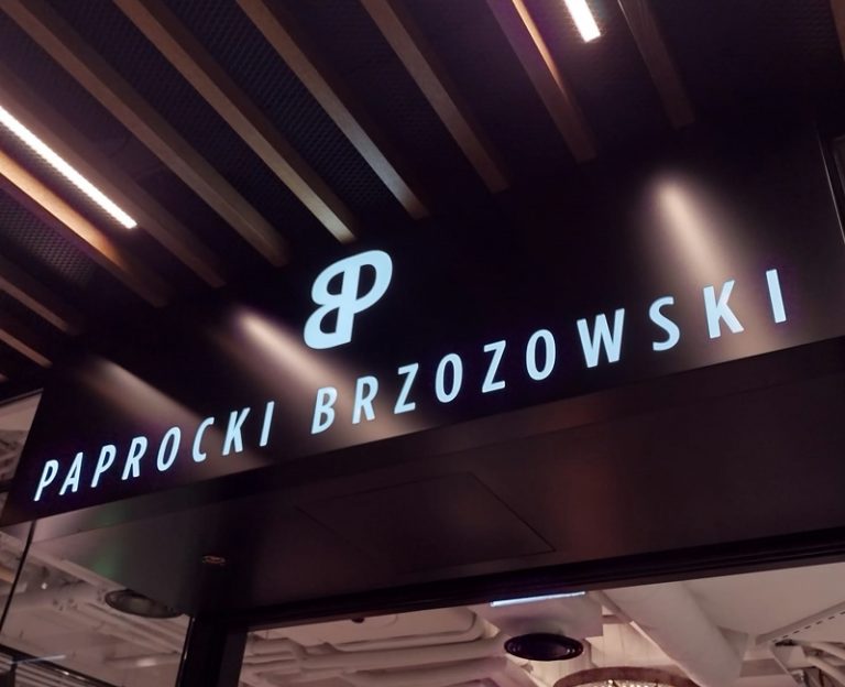 Paprocki Brzozowski kaseton reklamowy z czarnego dibondu
