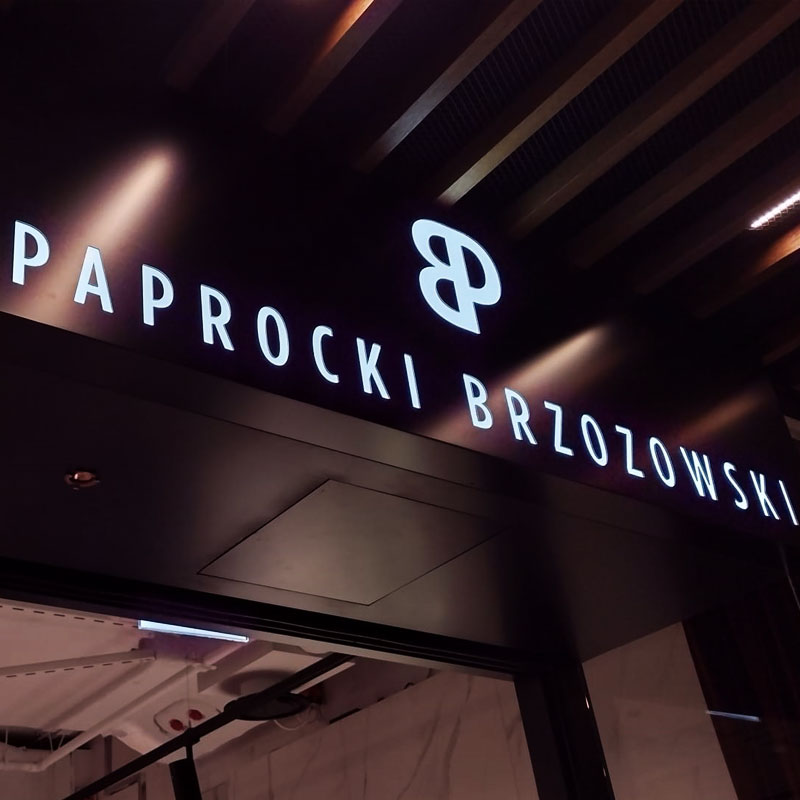 Paprocki brzozowski kaseton reklamowy na lokalu w Warszawie od produenta Studio Efekt