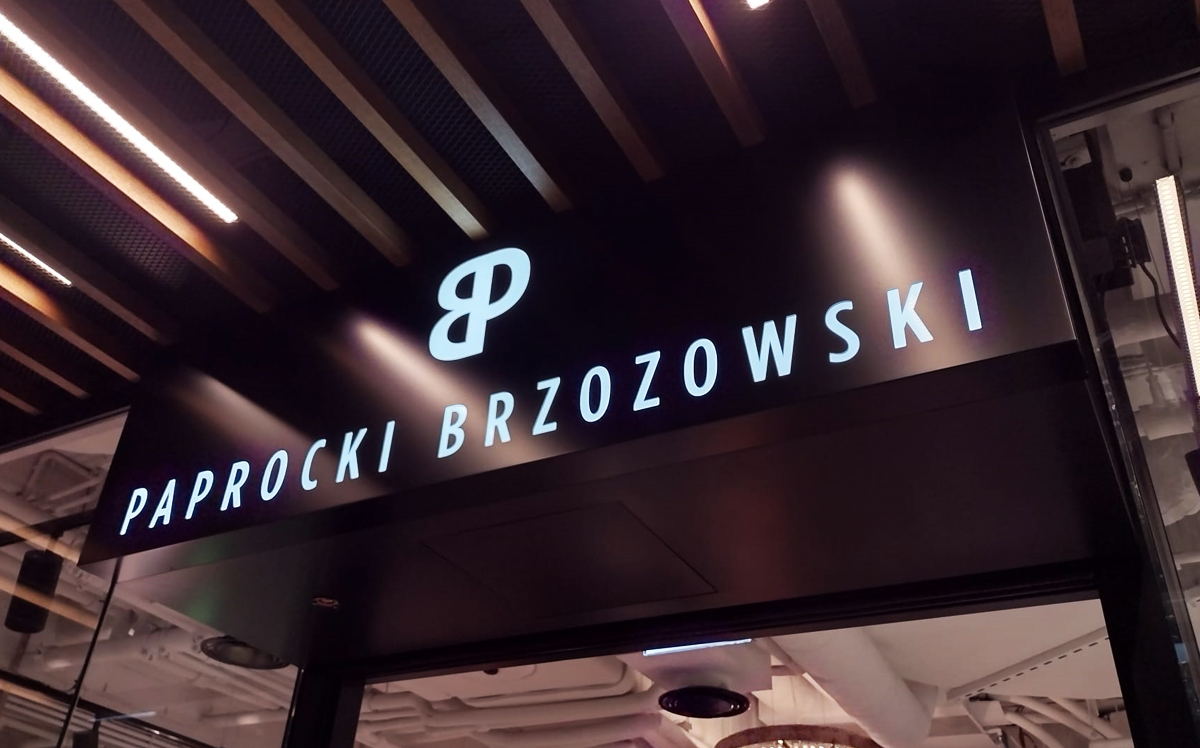 Paprocki Brzozowski kaseton reklamowy z czarnego dibondu