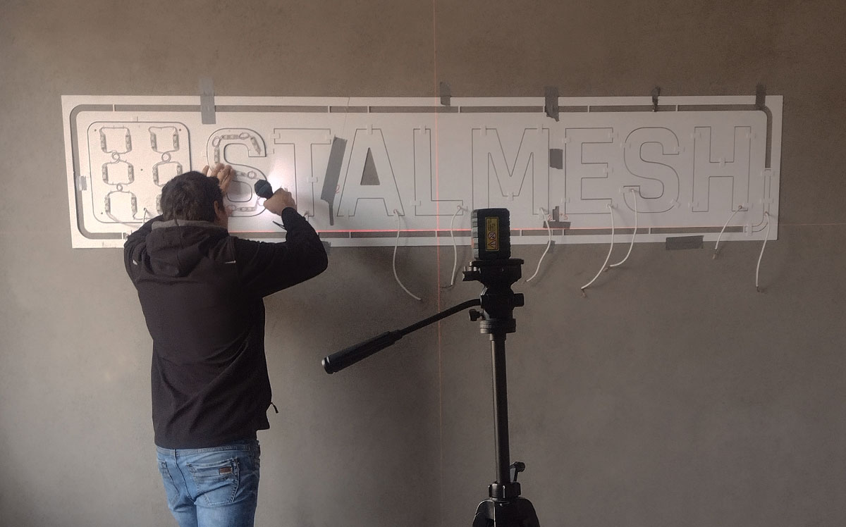 Montaż liter 3D podświetlanych na ścianie Studio Efekt