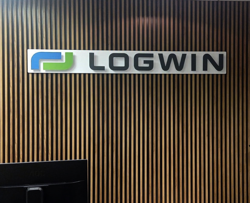 Logo Logwin z efektem halo na ścianę