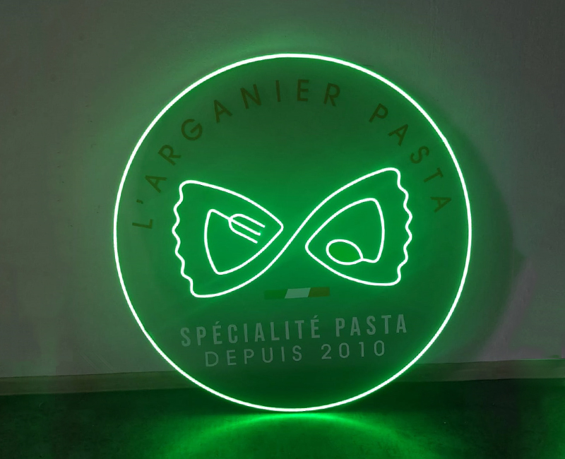 Logo neon na pleksi przezroczystej producent studio efekt