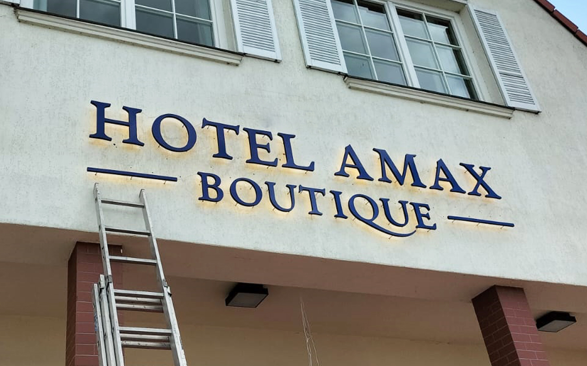 Litery reklamowe podświetlane efektem halo Hotel Amax
